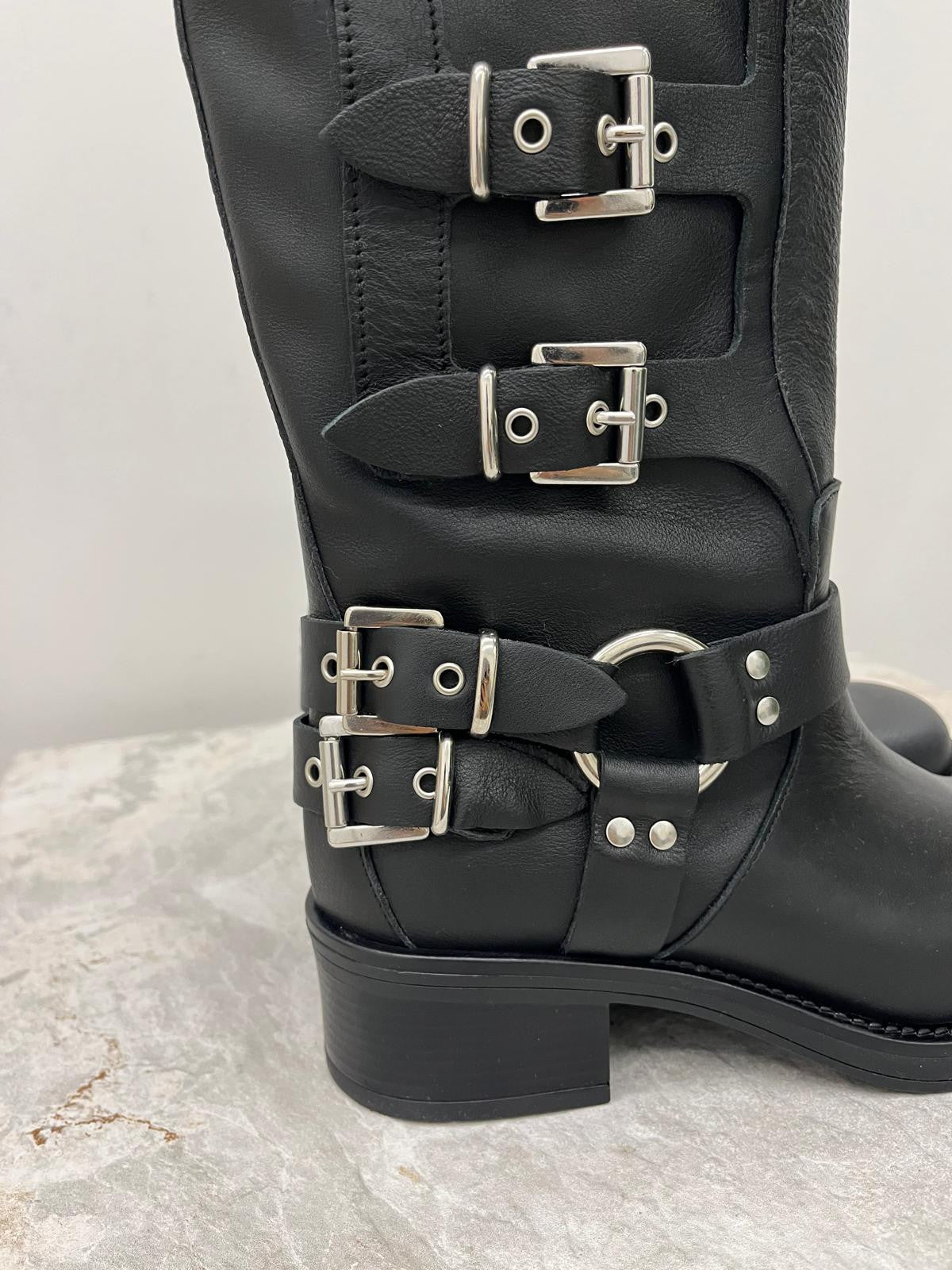 Ovyé - Biker Fibbie